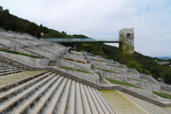 Výhled na celou zahradu poskytuje návštěvníkům vyhlídková plošina přístupná výtahem a po schodech