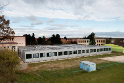 Modulární škola měla stát na školních pozemcích v blízkosti původní školy, kam děti chodí na oběd a do družiny.