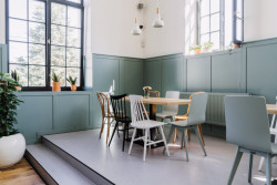 "Staré dobré časy" připomíná například dřevěné obložení stěn. (atelier 67, hotel Slunce v Osečné)