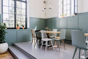 "Staré dobré časy" připomíná například dřevěné obložení stěn. (atelier 67, hotel Slunce v Osečné)