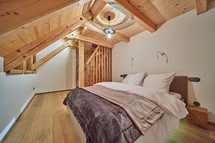 Společnost Roubenky Roubal zajišťuje návrh i realizaci interiérů roubenek, včetně dobového či moderního nábytku a vybavení.