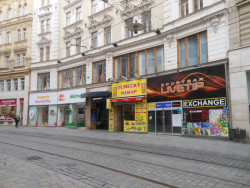 Cedule tříštící tektoniku fasády. Jedna ze „smrtelných nemocí vývěsních štítů“ (takto nazvaná studie ukázala na některé hlavní nešvary, jako jsou despekt k architektuře, neschopnost komunikovat jen důležité informace, duplicita, agresivní pestrost barev, epidemie papírových cedulek, polepy výkladců atd., foto