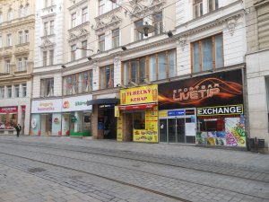 Cedule tříštící tektoniku fasády. Jedna ze „smrtelných nemocí vývěsních štítů“ (takto nazvaná studie ukázala na některé hlavní nešvary, jako jsou despekt k architektuře, neschopnost komunikovat jen důležité informace, duplicita, agresivní pestrost barev, epidemie papírových cedulek, polepy výkladců atd., foto