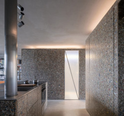 Papundekl architekti - Tři boxy z Packwallu v otevřeném prostoru: Boxy jsou obložené deskami z recyklovaného materiálu Packwall