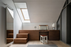 Přístup ke střešnímu oknu - elegantně vyřešený problém (Rodinný dům v Břevnově; OTA atelier)