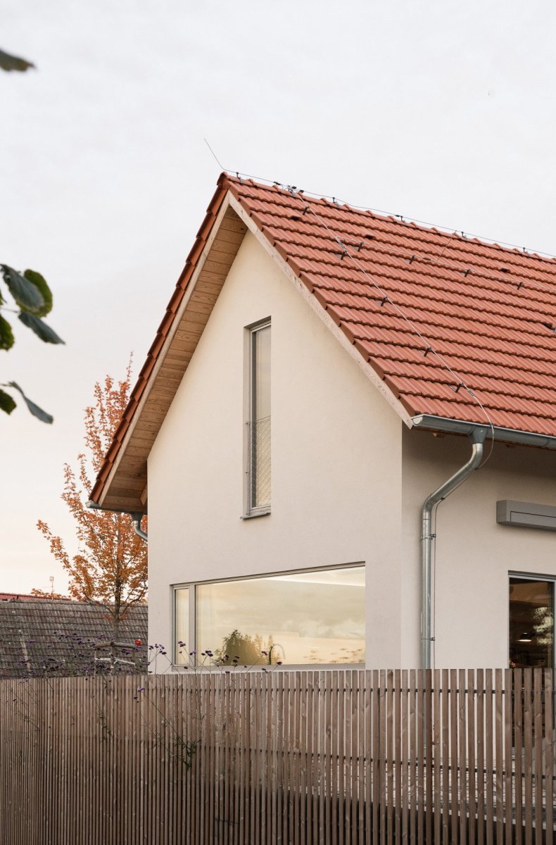 Ateliér Martin Neruda Architektura zrekonstruoval vyhořelý rodinný dům na pražské Zbraslavi