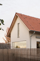 Ateliér Martin Neruda Architektura zrekonstruoval vyhořelý rodinný dům na pražské Zbraslavi