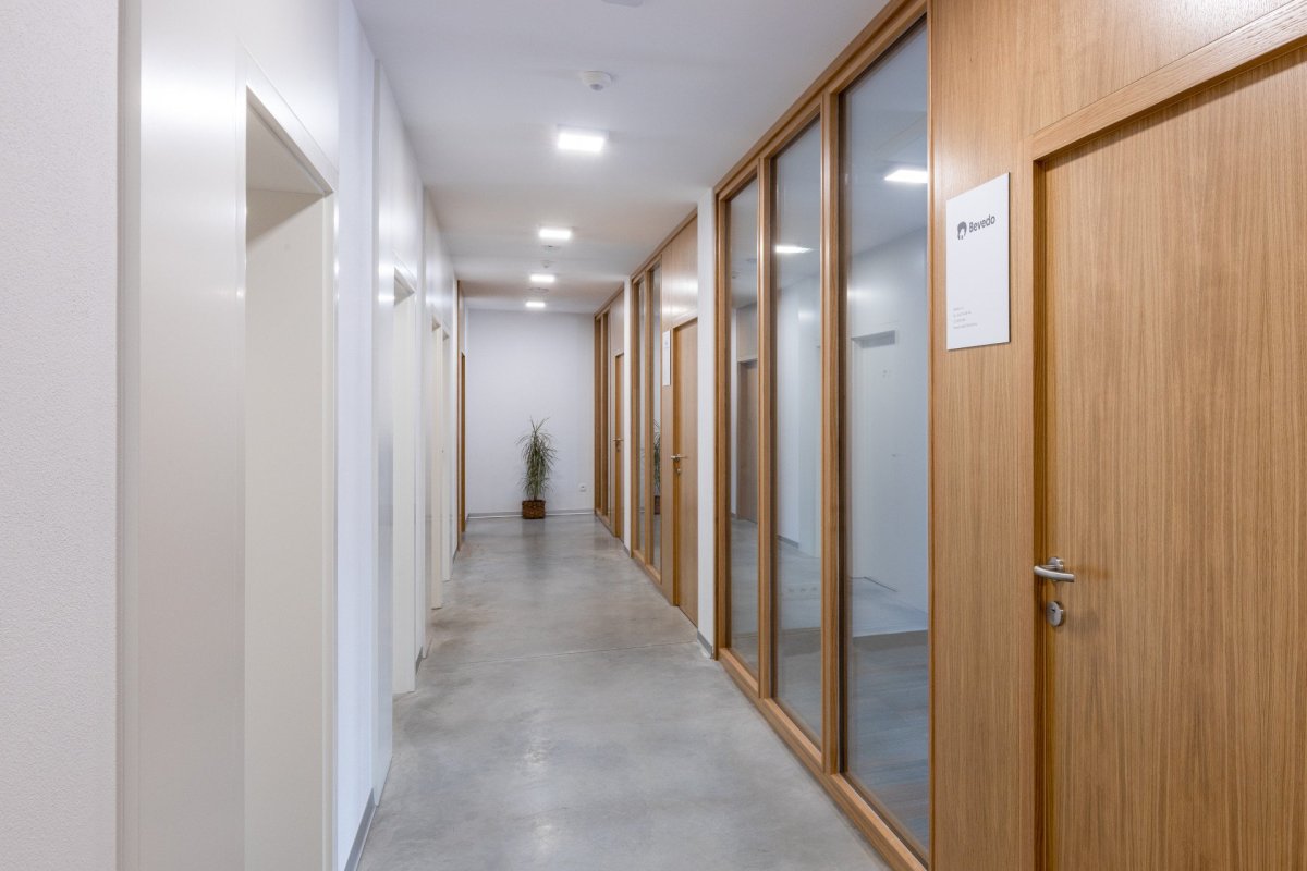 Podnikatelský inkubátor Dům na rohu ve Valašských Kloboukách od studia Jan Hanousek Architekti