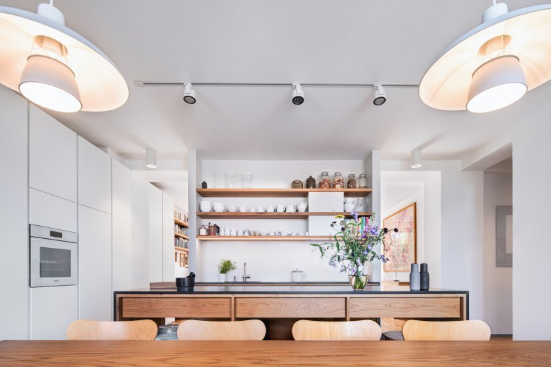 Na přízemí se rozkládají hlavní obytné prostory, které každý den využívají manželé. (Rekonstrukce domu na Břevnově; Mimosa architekti)