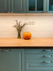 Společnost Kliklap vyrábí v České republice plastové vypínače a zásuvky v retro stylu.