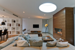 Neviditelné reproduktory Stealth Acoustics v obýváku.