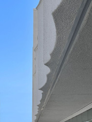 Zvlněné linie na fasádě dodávají budově hloubku a strukturu. (Rose Apartments v Los Angeles, Brooks & Scarpa)