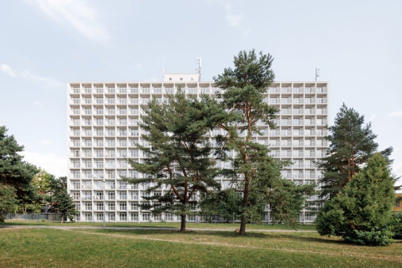 Trochu jako mrakodrap. Přestavěná ubytovna v Košicích (Rekonstrukce ubytovny v Košicích; Atrium Architekti)