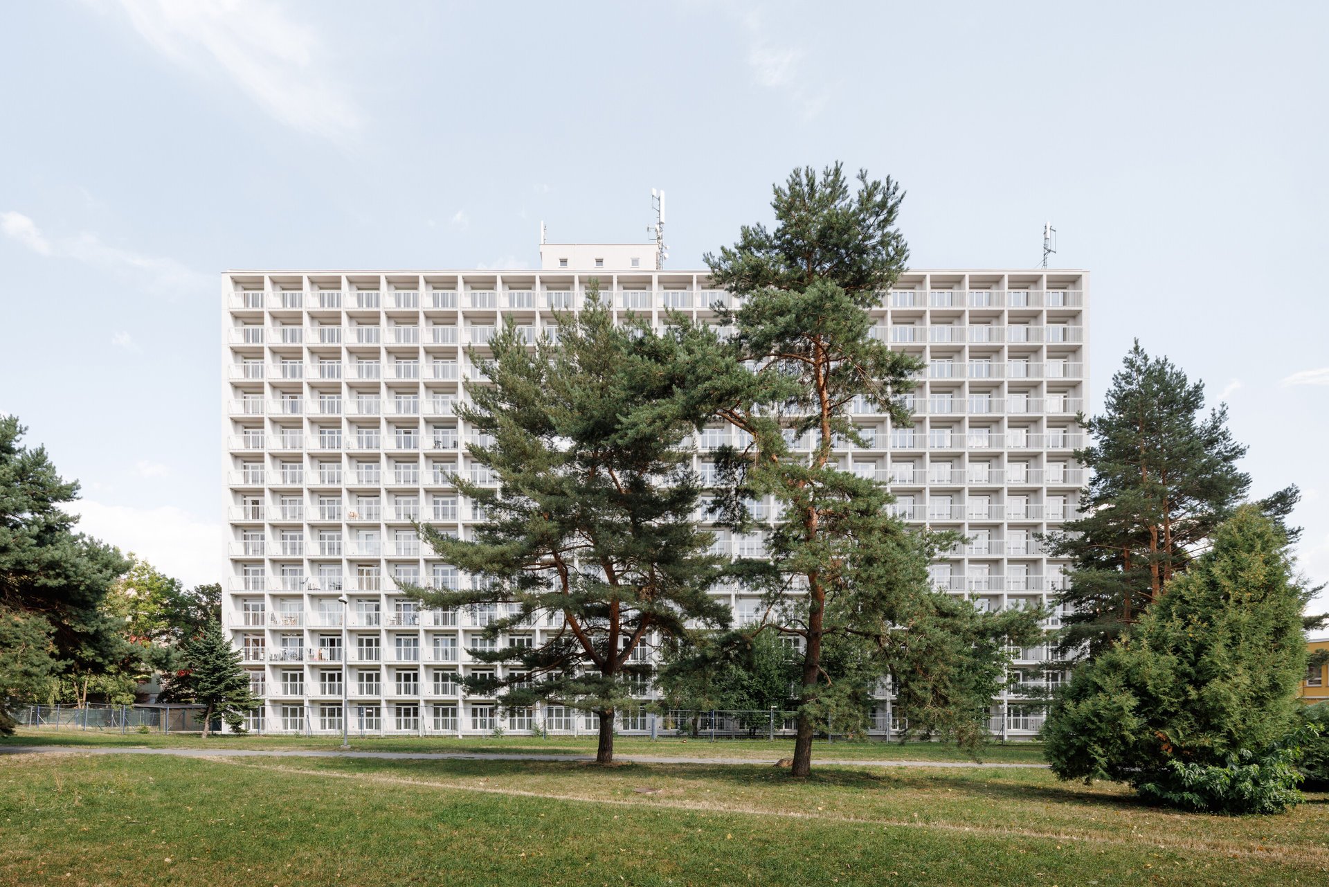 Trochu jako mrakodrap. Přestavěná ubytovna v Košicích (Rekonstrukce ubytovny v Košicích; Atrium Architekti)