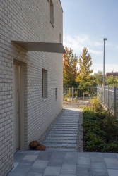 Severní strana - dům přiléhá ke hraně pozemku. (Rodinný dům v Radotíně, System Recovery Architects)