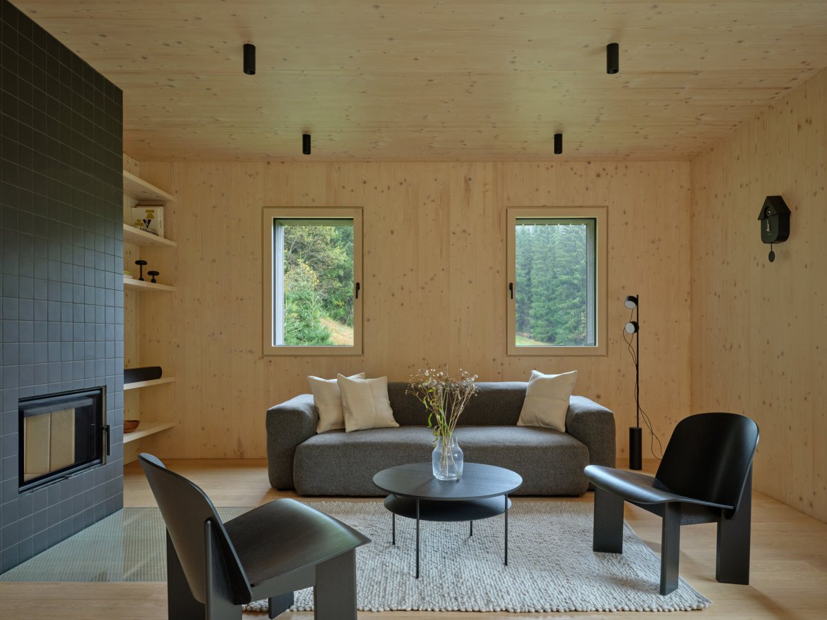 Do interiéru se propisují pohledově zpracované CLT panely. (Chalupa Na Kukačkách; edit! architects)
