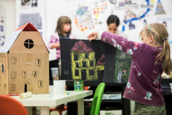 Ilustrační fotografie dílny pro děti na Dni architektury, DOX.