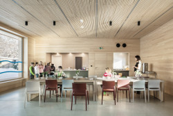 Jídelna podle návrhu Nikoly Tomkové rozšiřuje budovu základní školy ve Vyžlovce