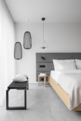 Architekti Hana Davidová a Michal Narovec ze studia Flat White dali vyniknout osvětlení značky Delta Light v minimalistickém interiéru rodinného domu