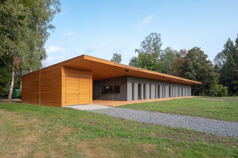 Zázemí fotbalistů TJ Vlčovice od Kamil Mrva Architects