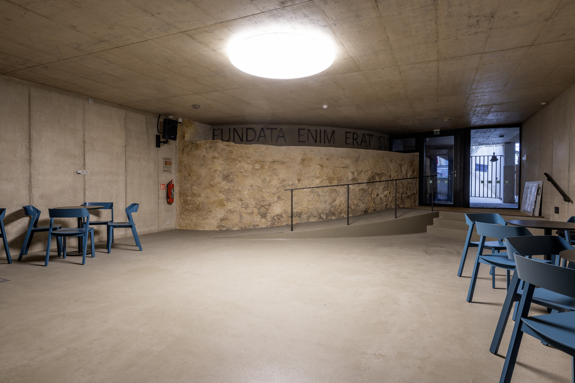 Informační centrum v kostele Panny Marie Vítězné v Praze. Architekturu navrhl AP Atelier.