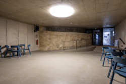 Informační centrum v kostele Panny Marie Vítězné v Praze. Architekturu navrhl AP Atelier.