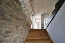 Bungalov s šedivým cihelným páskem na fasádě. Ten je podle majitelů pěkný i praktický na údržbu.