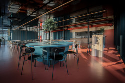 Mjölk architekti ve spolupráci s interiérovou designérkou Jitkou Třmínkovou navrhli jídelnu děčínské firmy RYKO.