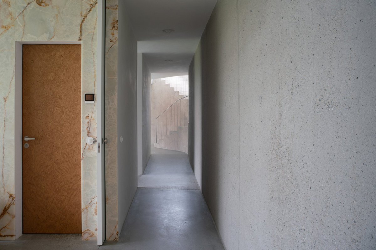 Křídla nabízejí množství průhledů. (Vila za Prahou, Nacházel architekti)