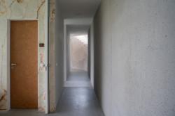 Křídla nabízejí množství průhledů. (Vila za Prahou, Nacházel architekti)