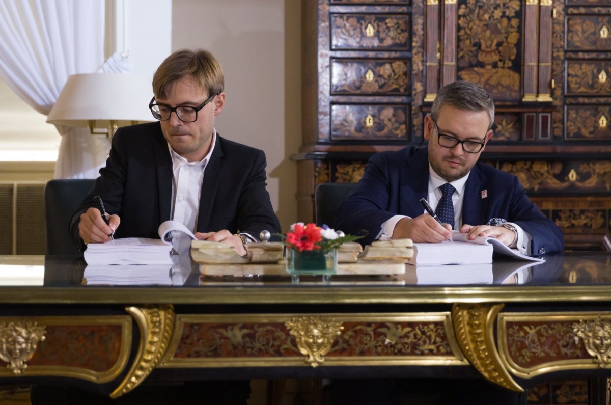 Michal Gabaš z Apropos Architects (vlevo) a Ondřej Soška (vpravo) u podpisu smlouvy o dílo