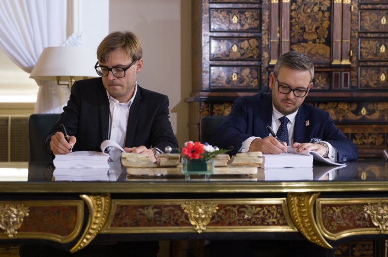 Michal Gabaš z Apropos Architects (vlevo) a Ondřej Soška (vpravo) u podpisu smlouvy o dílo