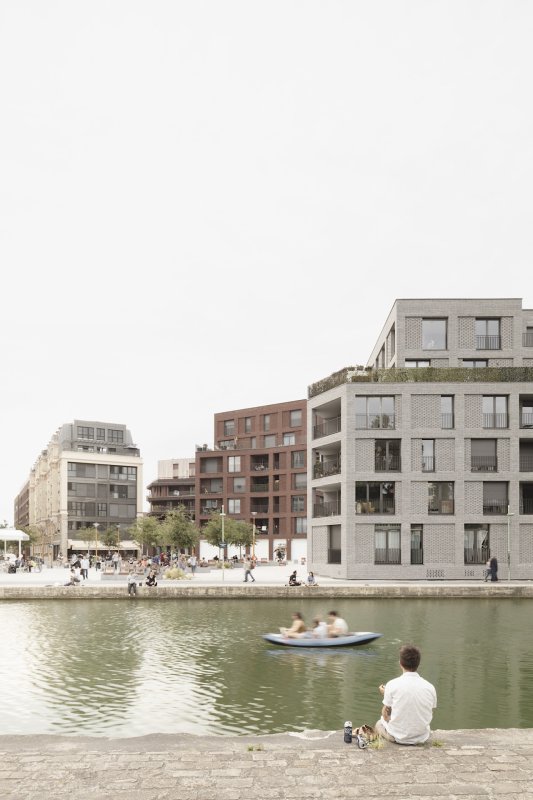 Studio AVENIER CORNEJO architectes navrhlo na břehu kanálu na předměstí Paříže obytný soubor třech domů s různým odstínem lícových cihel