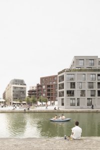 Studio AVENIER CORNEJO architectes navrhlo na břehu kanálu na předměstí Paříže obytný soubor třech domů s různým odstínem lícových cihel