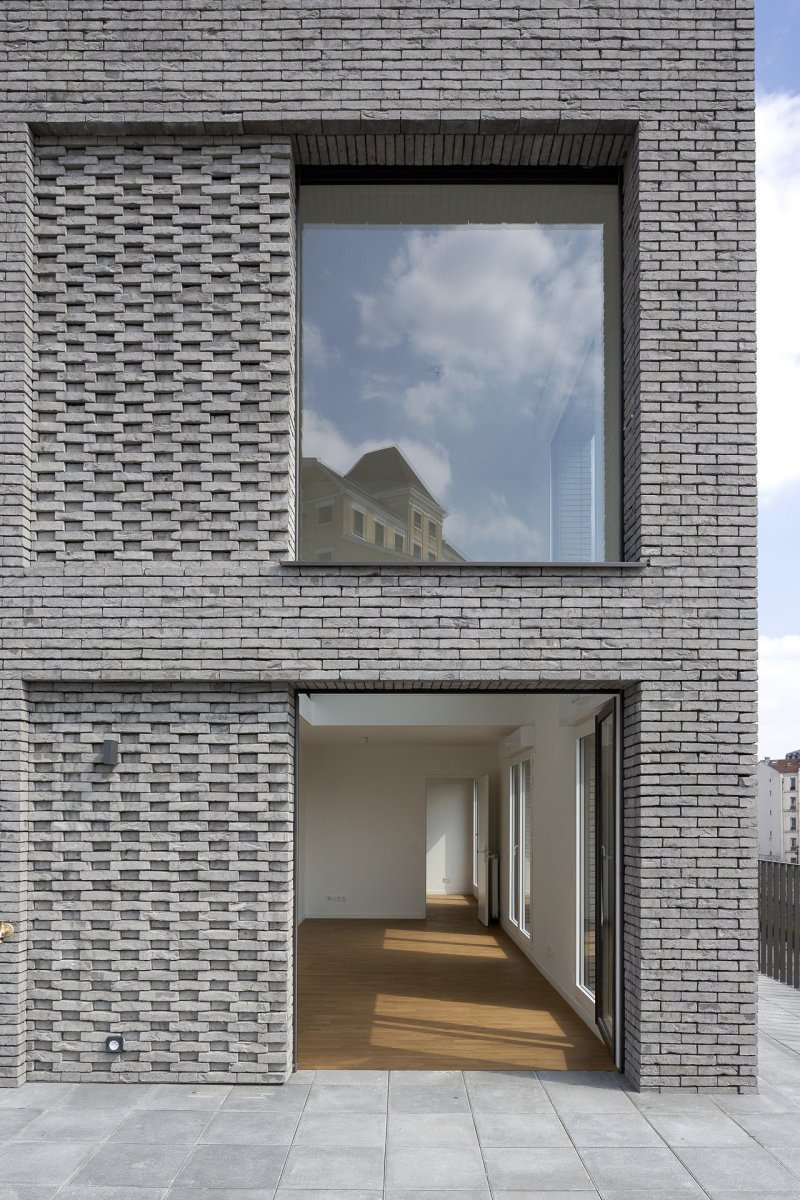 Studio AVENIER CORNEJO architectes navrhlo na břehu kanálu na předměstí Paříže obytný soubor třech domů s různým odstínem lícových cihel