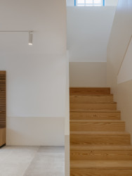 Architekti ho očistili od nevhodných úprav, nechali vyniknout jeho materiálovou a prostorovou podstatu.