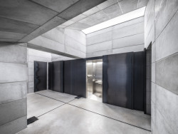 Hygienické zázemí materiálově navazuje na výstavní sál