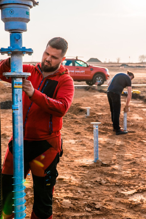 Zakládání dřevostaveb na zemních vrutech