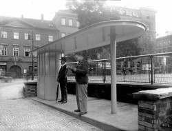 Zastávka veřejné dopravy Karlovo náměstí v roce 1936.