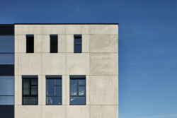 V pražských Čakovicích vyrostl nový polyfunkční objekt navržený Ateliérem stavebních konstrukcí