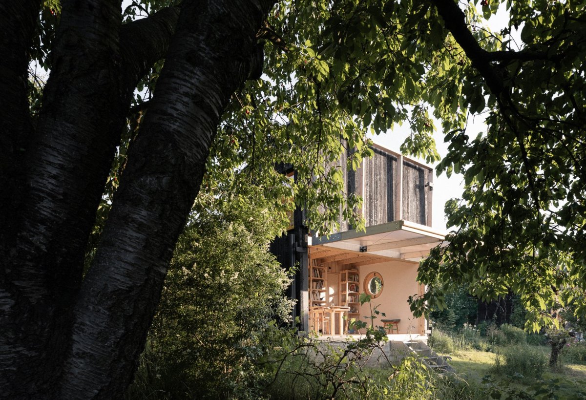 Pavilon se nachází na velké zahradě v jedné pražské zahrádkářské kolonii.