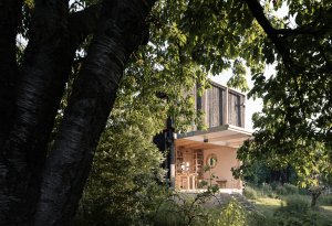 Pavilon se nachází na velké zahradě v jedné pražské zahrádkářské kolonii.