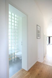 Prodesi/Domesi - Dřevostavba u Benešova: Koupelnu přisvětluje luxferová stěna