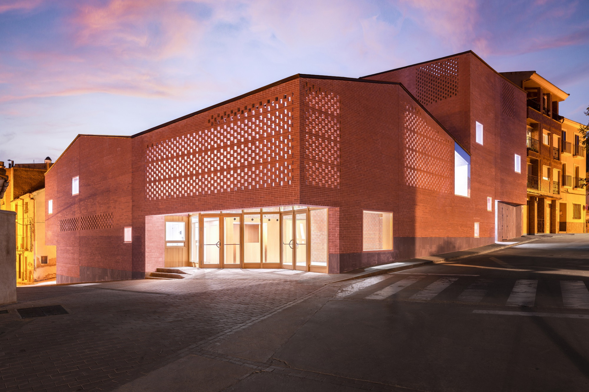 Auditorium a divadlo vv obci Illueca ve Španělsku od atudia Magén Arquitectos SLP ze Zaragozy