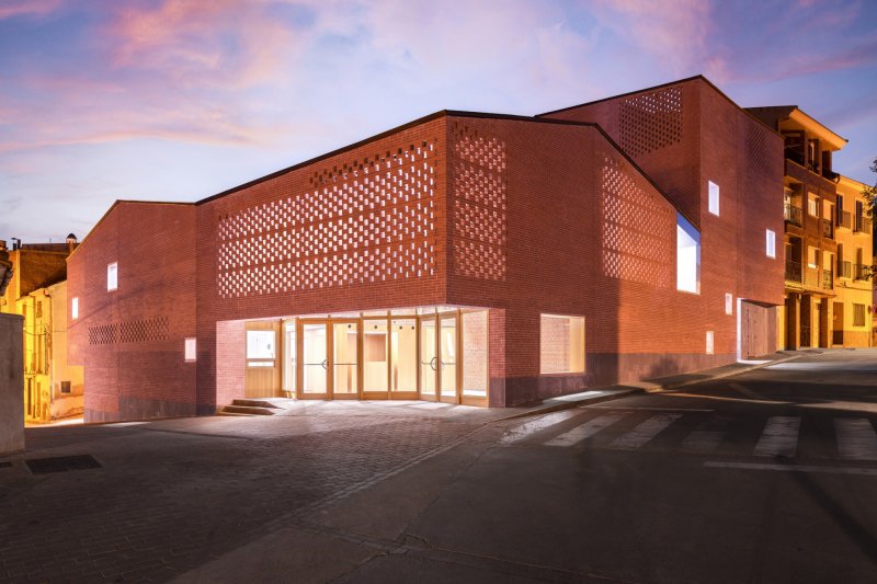 Auditorium a divadlo vv obci Illueca ve Španělsku od atudia Magén Arquitectos SLP ze Zaragozy
