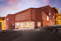 Auditorium a divadlo vv obci Illueca ve Španělsku od atudia Magén Arquitectos SLP ze Zaragozy