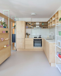 Kuchyně byla původně v samostatné místnosti, nyní je propojená s obývacím pokojem. (Byt v paneláku od hurá studio)