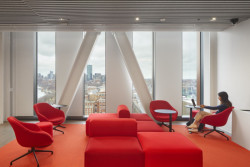 Každé studijní místo nabízí výhled na panorama města. (Centrum výpočetní a datové vědy Bostonské univerzity, KPMB Architects)