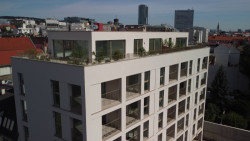 Novostavba bytového domu Zelený dvor citlivě doplňuje historickou strukturu Starého Mesta a přináší moderní městské bydlení ve vnitrobloku.