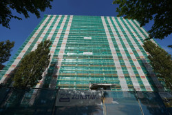 Baťův mrakodrap ve Zlíně se dočkal nové fasády. Lešení pro rekonstrukci dodala společnost PERI.